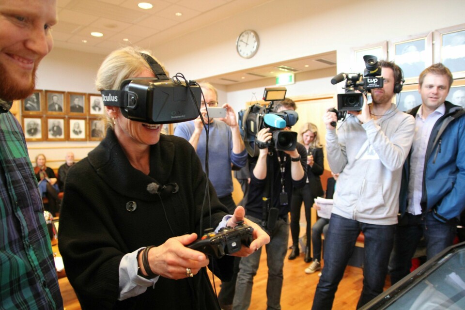 Det var stor interesse da forslaget til sentrumsplan ble lagt fram. 3D-utstyret ordfører Christine Sagen Helgø her tester, blir tilgjengelig for alle på Sølvberget når saken legges ut til høring. Foto: Lasse Hansen