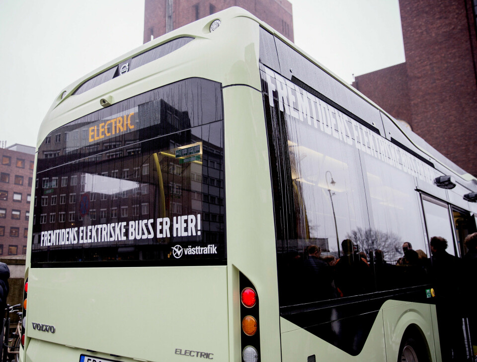 Piloten: Denne promo-modellen av elbuss var fraktet fra Sverige. På sikt kan bussene i Oslo bli byttet ut med slike, eldrevne busser. Leverandørene hevder de er klare, men Ruter ønsker mer tid på seg. – For oss er det aller viktigst at kundene skal være like fornøyde som de er i dag, sier Pernille Aga i Ruter. Piloten: Denne promo-modellen av elbuss var fraktet fra Sverige. På sikt kan bussene i Oslo bli byttet ut med slike, eldrevne busser. Leverandørene hevder de er klare, men Ruter ønsker mer tid på seg. – For oss er det aller viktigst at kundene skal være like fornøyde som de er i dag, sier Pernille Aga i Ruter.