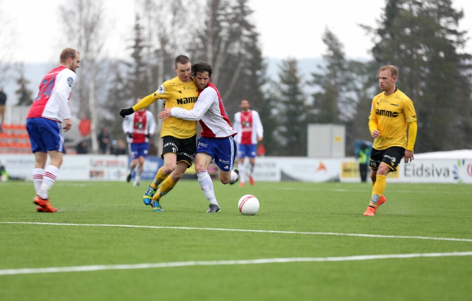 Veteran Christoffer Dahl i frisk duell på KFUMs midtane. FOTO: GUTTORM LENDE/KFUM-KAMERATENE OSLO Veteran Christoffer Dahl i frisk duell på KFUMs midtane. FOTO: GUTTORM LENDE/KFUM-KAMERATENE OSLO