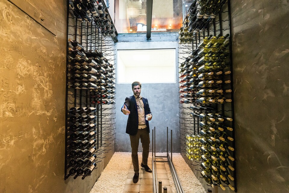 Erik Jönsson tar RA med inn i det aller helligste. Det første gjestene ser når de kommer inn er vinkjelleren. Den åpenbarer seg under glassgulvet i inngangspartiet. Foto: Roy Storvik Erik Jönsson tar RA med inn i det aller helligste. Det første gjestene ser når de kommer inn er vinkjelleren. Den åpenbarer seg under glassgulvet i inngangspartiet. Foto: Roy Storvik