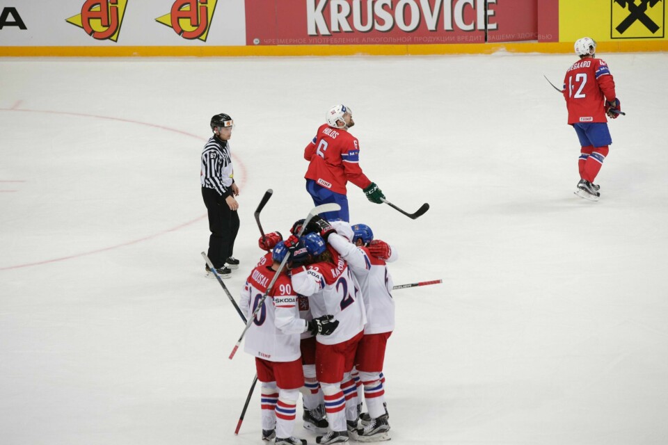 De tsjekkiske spillerne var klart best i alt, fra start til mål, i torsdagens kamp mot Norge. Tsjekkerne ga seg ikke før de hadde jublet for syv scoringer i de to første periodene. Foto: Berit Roald / NTB Scanpix.