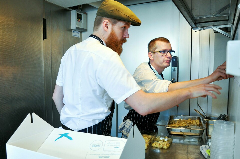 Fisketorget har sannsynligvis byens minste produksjonskjøkken. I denne kroken pakkes Fiks ferdig fisk-kassene til kundene. Daglig leder Karl Erik Pallesen (t.v.) og soussjef Ruben Lilledal har hendene fulle. Foto: Kjersti Riiber