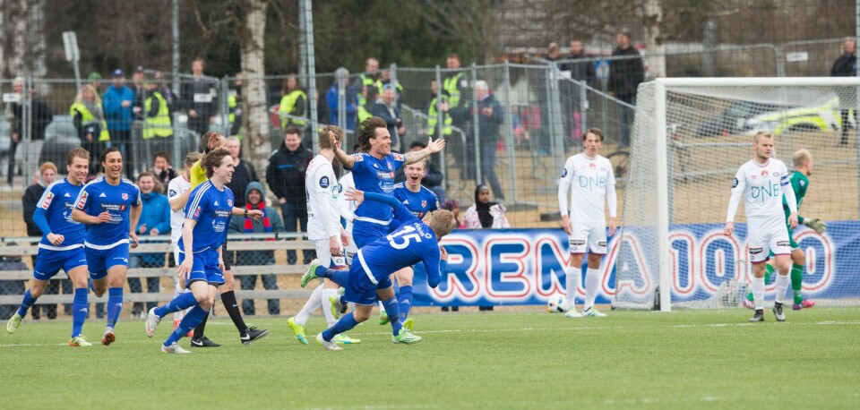 Dette var høydepunktet på Løten stadion da Øyvind Mellum klinket inn 1-0 ledelse før to minutter var spilt. Men ledelsen holdt ikke lenge. FOTO: TERJE BENDIKSBY/NTB SCANPIX Dette var høydepunktet på Løten stadion da Øyvind Mellum klinket inn 1-0 ledelse før to minutter var spilt. Men ledelsen holdt ikke lenge. FOTO: TERJE BENDIKSBY/NTB SCANPIX