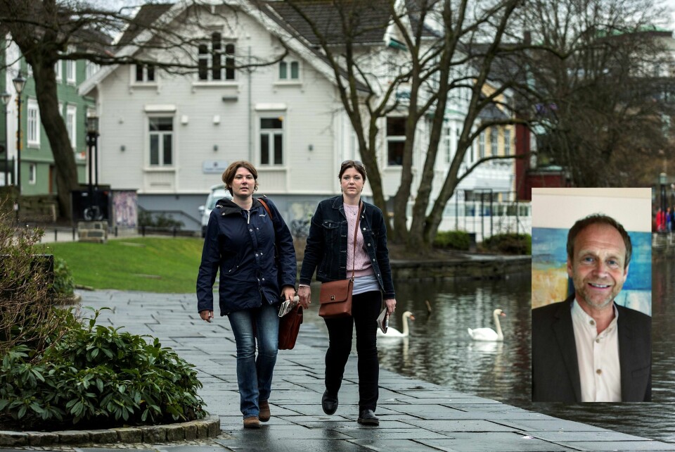 «– Ikke bland begrepene.» Det er oppfordringen fra regiondirektør i Aleris, Vidar Aanby (innfelt). – Vi har svart på anbudet fra Stavanger kommune, og vi fyller vilkårene. Vi skal tilby avlastning, ikke behandling, sier han. Hege Lalid (t.v.) og Else Aase kritiserer tilbudet hos de private helseleverandørene i kommunen. Foto: Roy Storvik