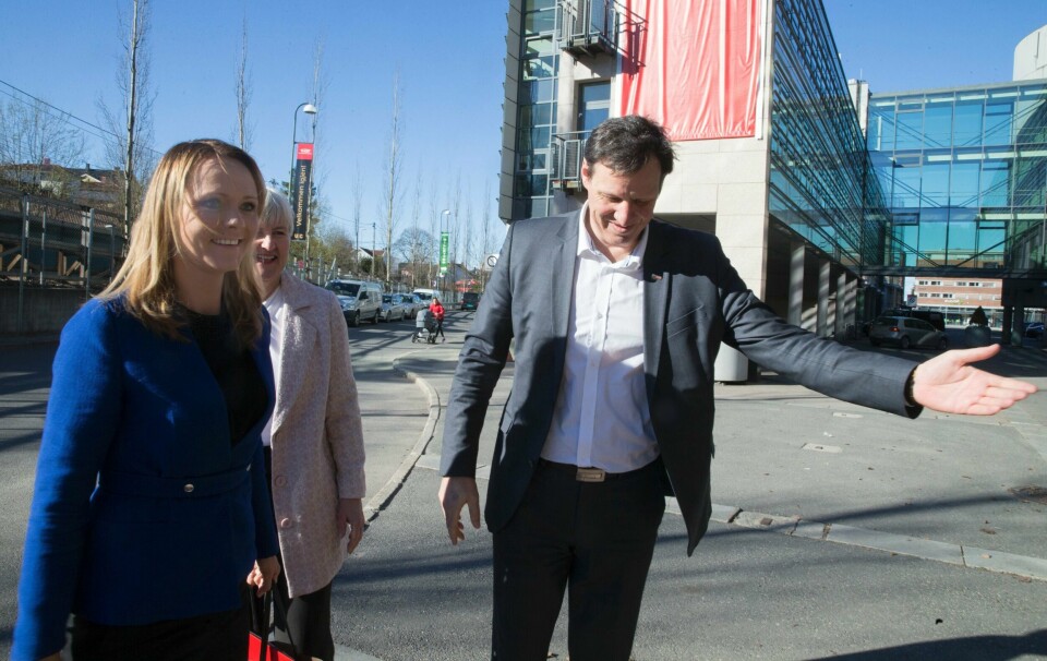 Idrettspresident Tom Tvedt ønsker kulturminister Linda Hofstad Helleland velkommen til seminaret om antidoping. FOTO: TERJE PEDERSEN/NTB SCANPIX