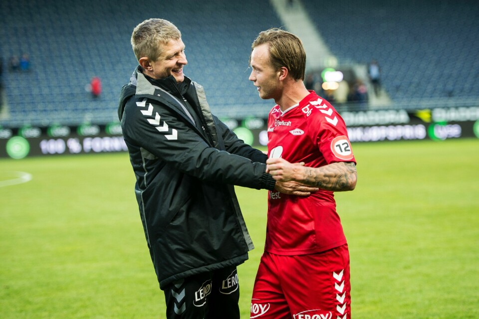 Brann-trener Lars Arne Nilsen takker målscorer Fredrik Haugen for tre poeng i bortekampen mot Viking, etter at Haugen avgjorde dypt inne i overtiden. Foto: Carina Johansen / NTB Scanpix. Brann-trener Lars Arne Nilsen takker målscorer Fredrik Haugen for tre poeng i bortekampen mot Viking, etter at Haugen avgjorde dypt inne i overtiden. Foto: Carina Johansen / NTB Scanpix.