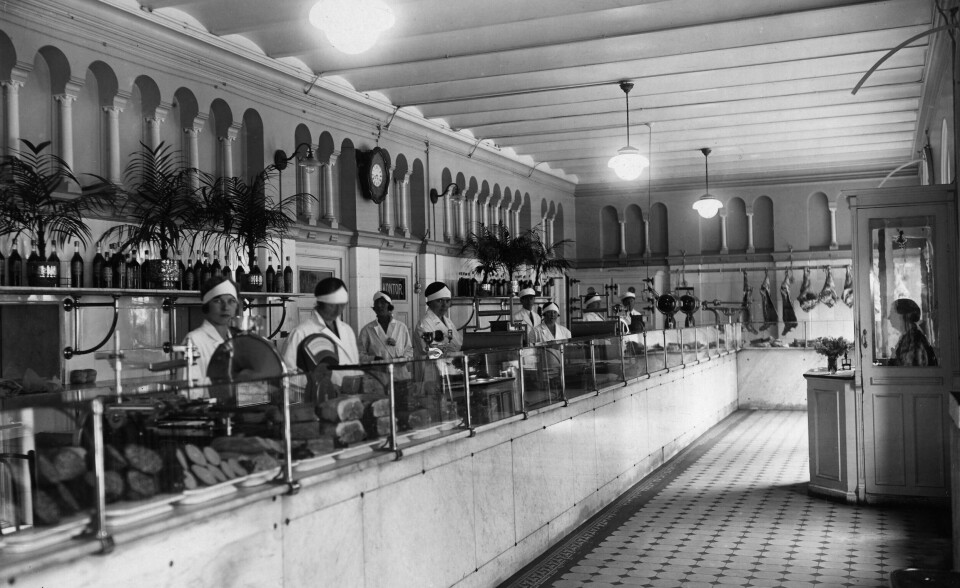 UTSALG CIRKA 1930: Christiania Dampkjøkken utvida med blant annet pølsemakeri, bakeri, butikker og kafeer. Seinere utvikla firmaet seg til en rein cateringbedrift, som i 1971 ble slått sammen med Oslo Folkerestauranter. UTSALG CIRKA 1930: Christiania Dampkjøkken utvida med blant annet pølsemakeri, bakeri, butikker og kafeer. Seinere utvikla firmaet seg til en rein cateringbedrift, som i 1971 ble slått sammen med Oslo Folkerestauranter.