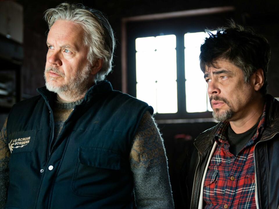 Tim Robbins og Benicio del Toro i «A Perfect Day».