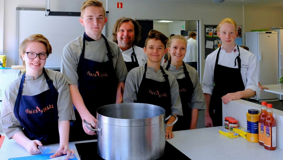 Mari Stokke (f.v.), Even Gulbrandsen, Bård Greni, Philip Sundgot, Mathilde Høydahl og Sebastian Skauen Johnsen – klare til å lage mat for 70 gjester. En del av premien for å ha komponert vinnerretten var nemlig et kokkekurs med kjendiskokkene Bård og Sebastian.