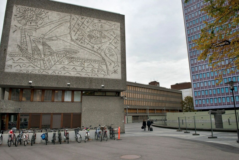 REGJERINGSKVARTALET: Y-blokka med integrert kunst av Picasso til venstre, og høyblokka til høyre.FOTO: MIMSY MØLLER