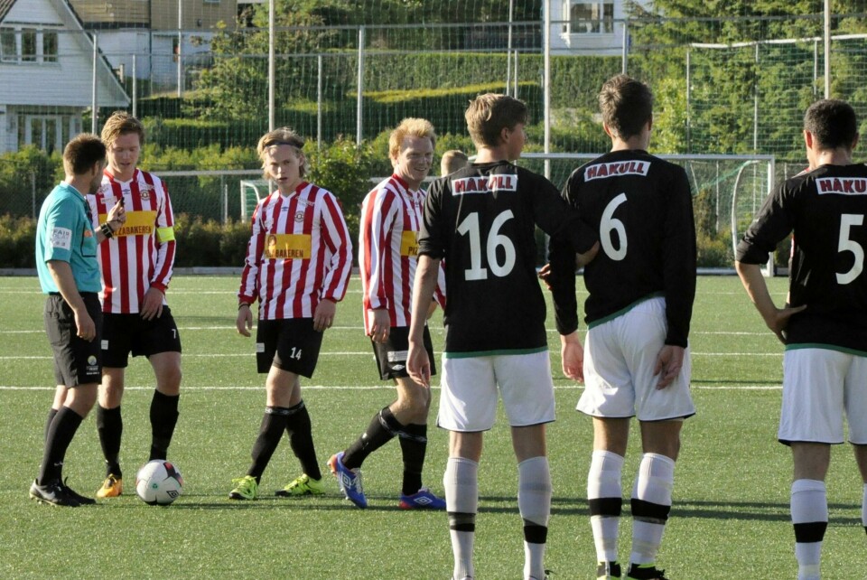 Vardeneset har fått frispark på stillingen 0–1. Mikal Hebnes Olsen og Henrik Olsen med ballen. Førstnevnte skrudde den vakkert mot krysset, men dessverre for hjemmelaget ble det treverket og ut på deres beste sjanse. FOTO: TORBJØRN SVENDSEN