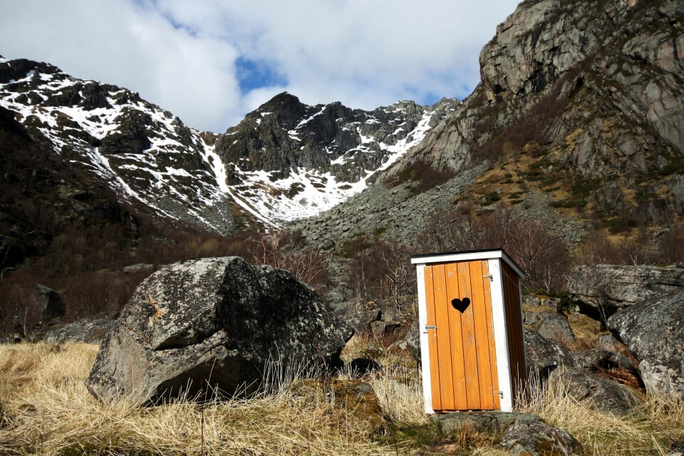 En ensom utedass i Lofotens ville verden. Mangel på toaletter gjør deler av øyriket til en bedriten opplevelse i turistsesongen, melder NRK. FOTO: CHRISTINE BAGLO En ensom utedass i Lofotens ville verden. Mangel på toaletter gjør deler av øyriket til en bedriten opplevelse i turistsesongen, melder NRK. FOTO: CHRISTINE BAGLO