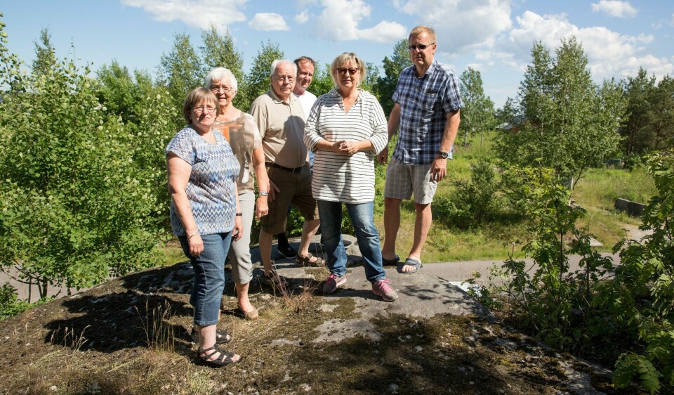 Naboer på Årvold er bekymret for støynivået fra den nye byggeplassen. De håper kommunen vil ta tak. Fra venstre: Berit Roos, Torunn hansen, Einar Roos, Terje Jensen, Anne Lise Bertheussen og Håkon Aurlien.