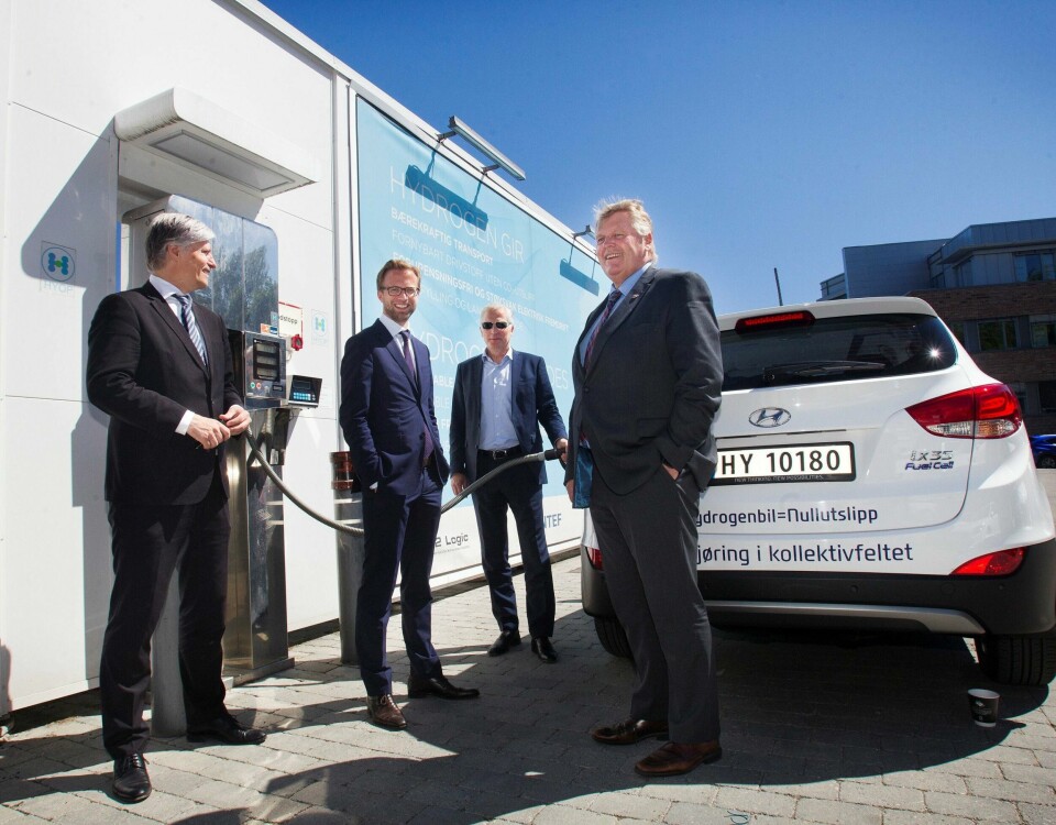 Hydrogenbiler slipper bare ut vann, og er derfor å foretrekke framfor bensin- og dieselbiler. Om få år kan de langt mer vanlige takket være det nye nettverket av hydrogenstasjoner, håper (f. v.) Ola Elvestuen (V), Nikolai Astrup (H), Øyvind Korsberg (Frp) og Hans Fredrik Grøvan (KrF).
