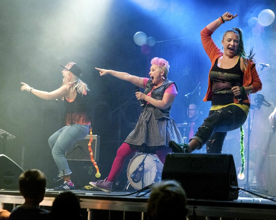 Tone Rekdal Sperre, Christin Bastiansen og Synnøve Myhre i Turbotroll slipper sitt første album søndag, da de opptrer på WCH Kids med backingbandet Kriblekroppene og cheerdansere fra Sirens i Drammen. Tone Rekdal Sperre, Christin Bastiansen og Synnøve Myhre i Turbotroll slipper sitt første album søndag, da de opptrer på WCH Kids med backingbandet Kriblekroppene og cheerdansere fra Sirens i Drammen.