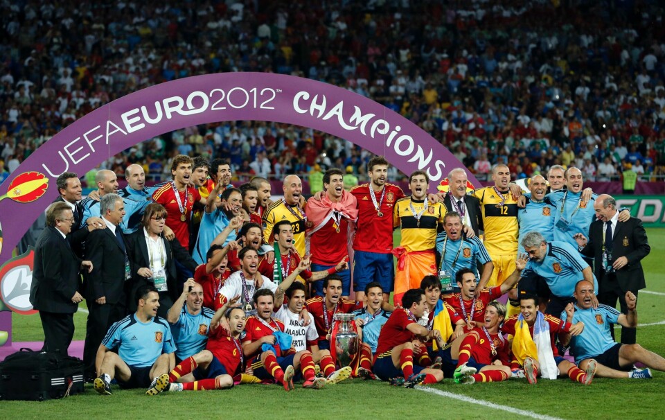 Spania feiret sitt andre strake Europamesterskap i 2012, etter å ha slått Italia 4-0 i finalen. Ingen har noensinne vunnet tre strake internasjonale mesterskap i verken VM eller EM, og spanjolene kan også bli mestvinnende nasjon i EMs historie. Foto: Matthias Schrader / AP.