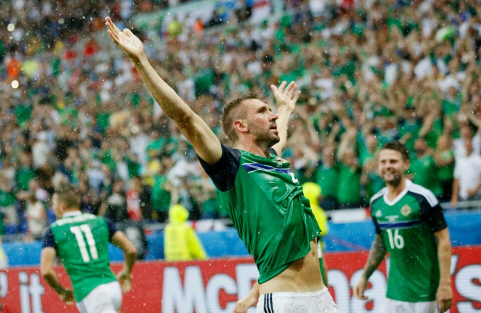 Nord-Irlands Gareth McAuley feirer lagets første mål i et EM noen gang. Foto: Robert Pratta/Reuters/NTB scanpix
