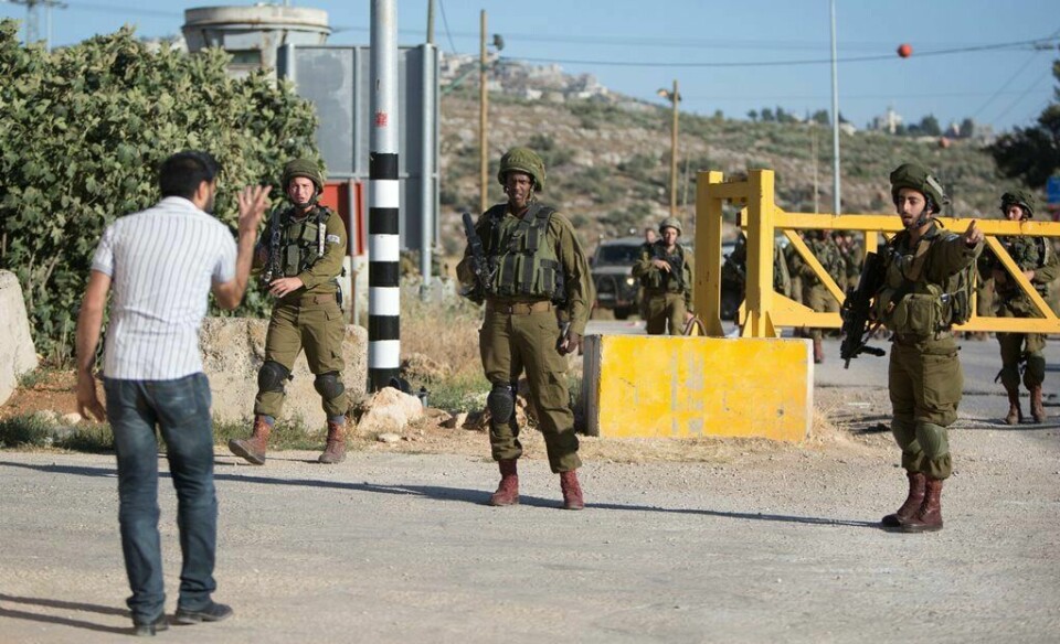 Israels kunstnere risikerer kutt i den statlige støtten om de ikke opptrer på den okkuperte Vestbredden. Okkupasjonen av Palestina er nå inne i sitt 50. år og ingen løsning er i sikte.