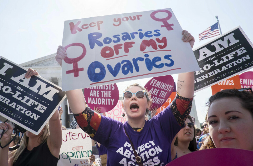 Aktivister feirer utenfor USAs høyestrett i Washington DC, etter at retten slo ned på landets strengeste abortlover i Texas. Siden 2011 har republikanske delstatspolitikere innført minst 288 innstramminger i lokale abortlover. Aktivister feirer utenfor USAs høyestrett i Washington DC, etter at retten slo ned på landets strengeste abortlover i Texas. Siden 2011 har republikanske delstatspolitikere innført minst 288 innstramminger i lokale abortlover.
