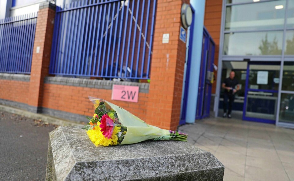 Blomster er lagt ned utenfor inngangen til Croydon Custody Centre etter at en politibetjent ble skutt og drept inne på politistasjonen klokken 2.15 natt til fredag.