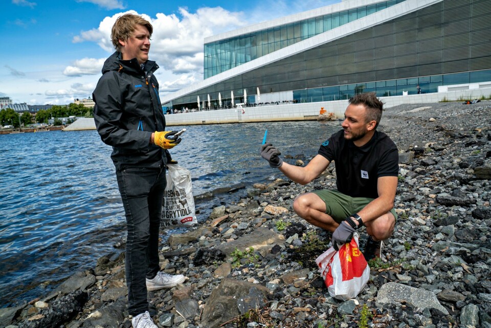 Ingen steder er fredet for plastforsøplingen, heller ikke området ved Operaen i Oslo, konstaterer Aps Åsmund Aukrust (t. v.) og Fredrik Myhre fra WWF Verdens naturfond. Ingen steder er fredet for plastforsøplingen, heller ikke området ved Operaen i Oslo, konstaterer Aps Åsmund Aukrust (t. v.) og Fredrik Myhre fra WWF Verdens naturfond.