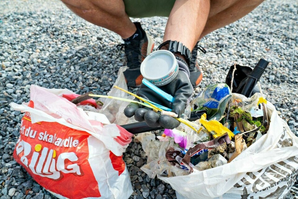 Bare et lite kvarter tok det Åsmund Aukrust og Fredrik Myhre å samle to fulle poser med plastsøppel i fjæra ved Operaen. Bare et lite kvarter tok det Åsmund Aukrust og Fredrik Myhre å samle to fulle poser med plastsøppel i fjæra ved Operaen.