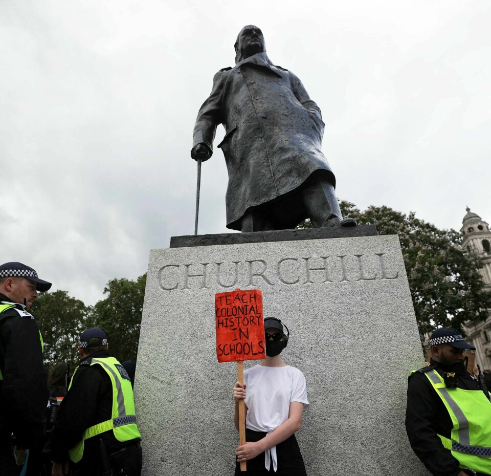 «Mannen på sokkelen har et janusansikt. Om det ene ansiktet viser fram personen, så er det andre ansiktet et speil, konstruert for samfunnet å reflektere seg i», skriver Mattias Ekman.Foto: Simon Dawson/Reuters/NTB scanpix
