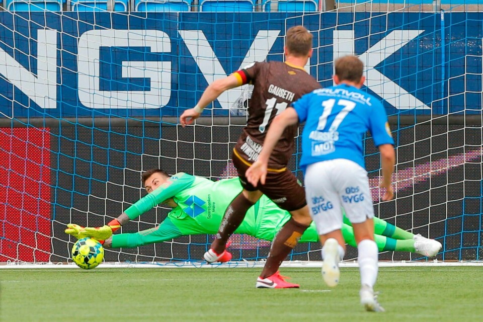 Moldes keeper Andreas Linde redder straffen til Christian Gauseth i eliteseriekampen i fotball mellom Molde og Mjøndalen på Aker Stadion.
