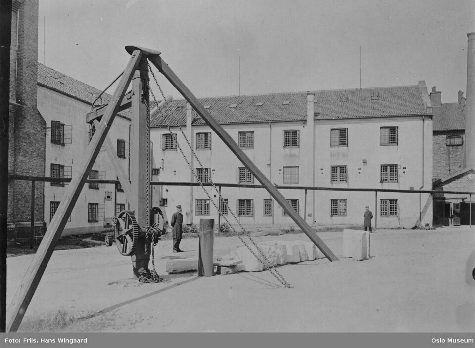 Arne Magnussen hevdet at han som stortingsrepresentant møtte den uskyldig dømte Mikal Hetle i Akershus Landsfengsel (bildet). Men Mikal Hetle ble benådet 1914, altså flere år før Arne Magnussen ble stortingsrepresentant. Foto: Hans Wingaard Friis, Digitalt Museum. Arne Magnussen hevdet at han som stortingsrepresentant møtte den uskyldig dømte Mikal Hetle i Akershus Landsfengsel (bildet). Men Mikal Hetle ble benådet 1914, altså flere år før Arne Magnussen ble stortingsrepresentant. Foto: Hans Wingaard Friis, Digitalt Museum.