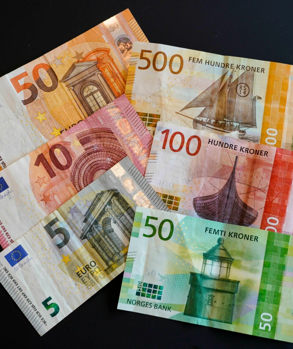 Oslo 20200526. Norsk 500, 100 og 50 kronerseddel og 50, 10 og 5 euro seddel.Foto: Lise Åserud / NTB scanpix