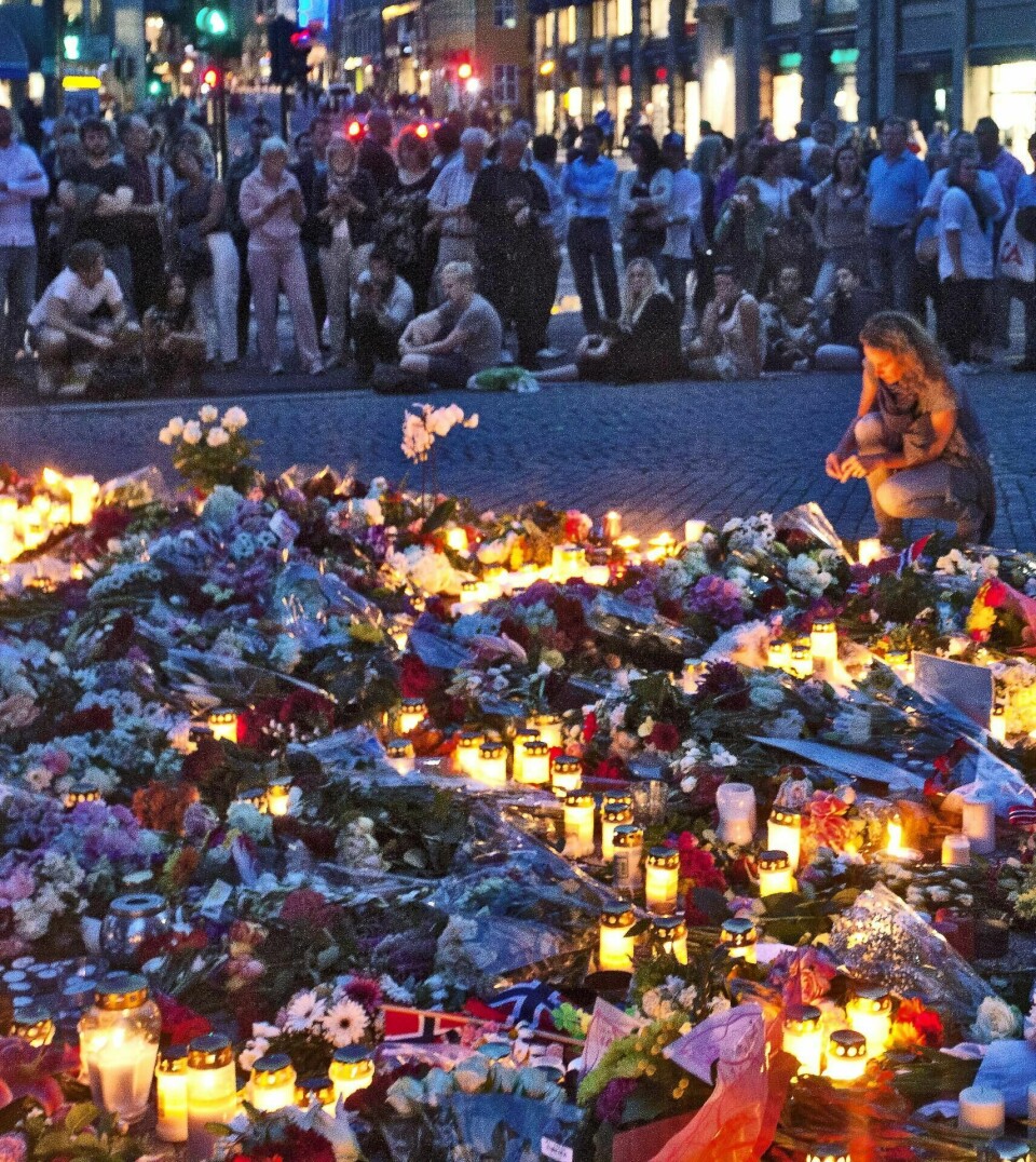 Alle husker hvor de var da de fikk høre om terroren 22. juli 2011. Mange husker stemningen etterpå. Fotografiet viser litt av det spontane minnesmerkene rundt Domkirken i Oslo sentrum i dagene umiddelbart etter. Foto: NTB Scanpix