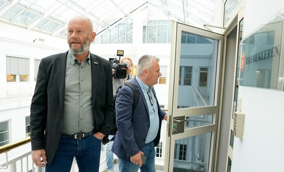 Fellesforbundets leder Jørn Eggum (t.h.) og Norsk Industris leder Stein Lier-Hansen på vei inn til et møte med riksmekler Mats Wilhelm Ruland tirsdag.