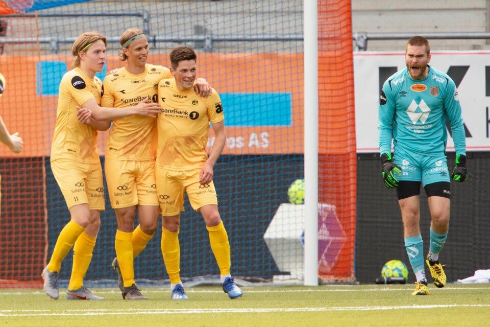 Bodø/Glimts Sondre Brunstad Fet (th) gratuleres for 1-2 scoringen på Color Line Stadion. Keeper Gudmund Kongshavn til høyre og Jens Petter Hauge til venstre sammen med Ulrik Saltnes.