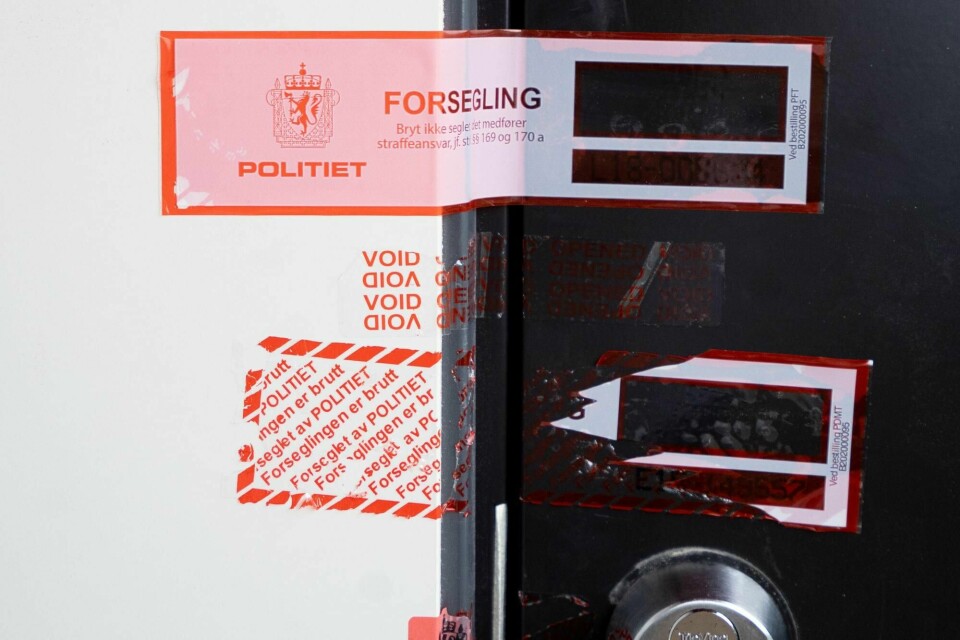 Døren til leiligheten er forseglet etter at to barn ble funnet døde søndag kveld på Lørenskog. Moren er siktet for drap.