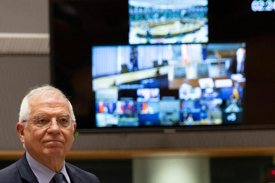 EUs utenrikssjef Josep Borrell kommer rådsbygningen i Brussel for å delta på videomøtet med lederne for Kosovo og Serbia.