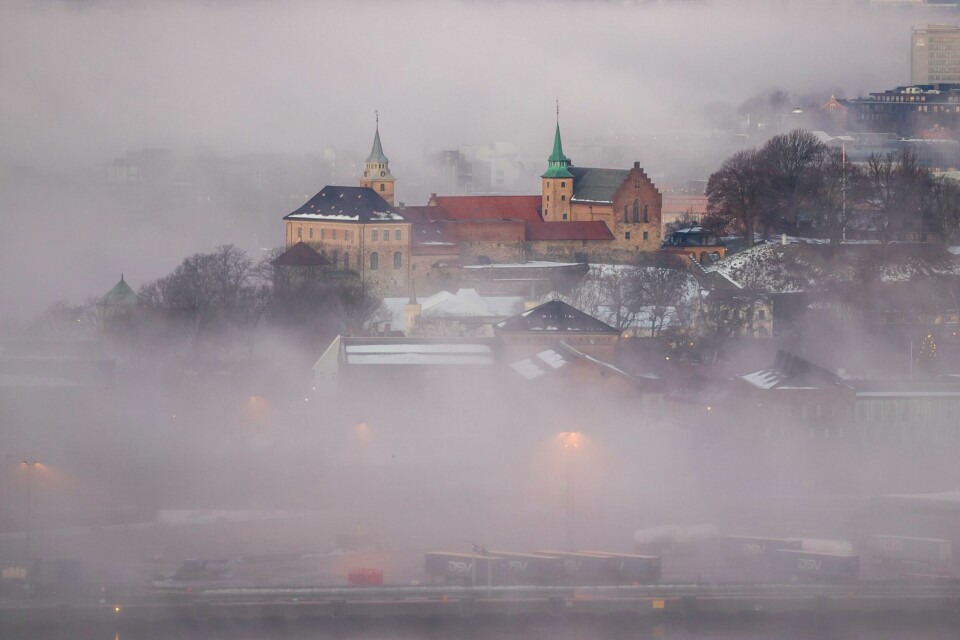 Besøkssenteret er festningens egen turistinformasjon. Senteret arrangerer både skuespill og guidede turer på festingen. Oslo 20181228.
Akershus festning stikker ut av tåken som ligger over Oslo sentrum fredag morgen.
Foto: Håkon Mosvold Larsen / NTB scanpix