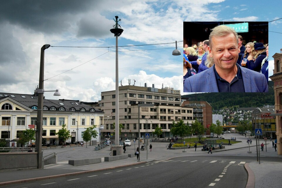 Til tross for at de aller fleste nordmenn ferierer i eget land i år, har det kommet langt færre tilreisende til Drammen så langt i fellesferien enn på samme tidspunkt i fjor. Det synes daglig leder Tom Søgård i Byen Vår Drammen er skuffende.