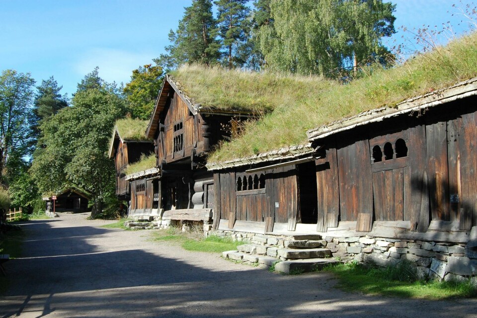 Norsk Folkemuseum ligger på Bygdøy og består av både innendørs og utendørs utstillinger av hvordan folk levde i Norge fra 1500-tallet og frem til i dag. Norsk Folkemuseum ligger på Bygdøy og består av både innendørs og utendørs utstillinger av hvordan folk levde i Norge fra 1500-tallet og frem til i dag.