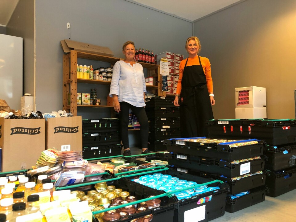 Denne uka var det masse overskuddsmat til fordeling i Kirkegata. Fra venstre: Gro Kåsmoli og Ine Lindberg. Foto: Peder Wehn Denne uka var det masse overskuddsmat til fordeling i Kirkegata. Fra venstre: Gro Kåsmoli og Ine Lindberg. Foto: Peder Wehn