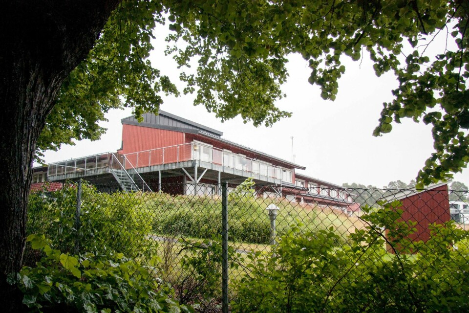 Per nå har tre ansatte og én beboer ved Rosnes omsorgsboliger på Jeløy fått påvist covid-19.