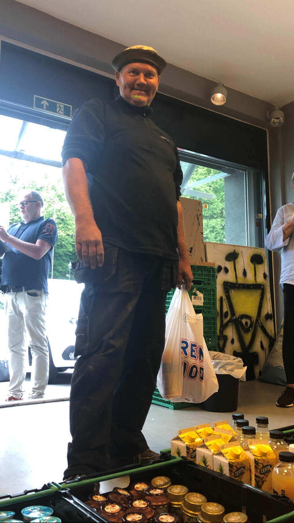 Tommy, som selv jobber som frivillig ved Kirkens Bymisjon, var innom og slo av en hyggelig prat. Foto: Peder Wehn Tommy, som selv jobber som frivillig ved Kirkens Bymisjon, var innom og slo av en hyggelig prat. Foto: Peder Wehn