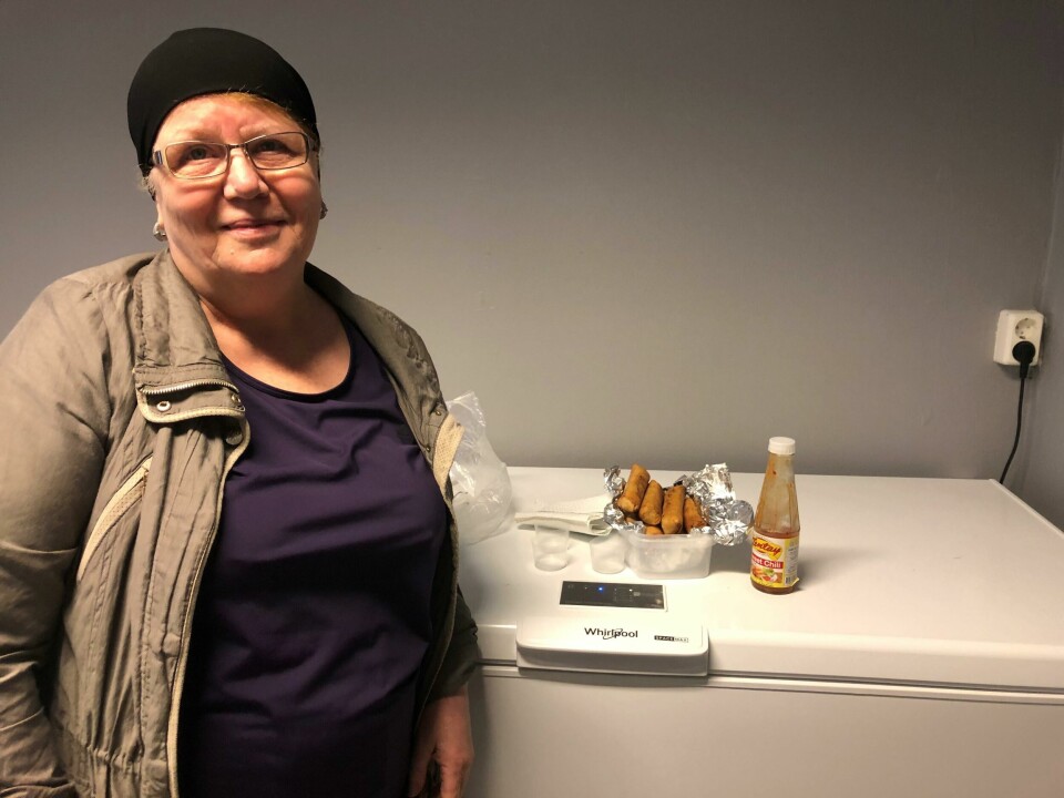 Tamara kom med deilige vårruller til de ansatte ved Kirkens Bymisjon, lagd med råvarer hun fikk sist uke fra matsentralen. Foto: Peder Wehn Tamara kom med deilige vårruller til de ansatte ved Kirkens Bymisjon, lagd med råvarer hun fikk sist uke fra matsentralen. Foto: Peder Wehn