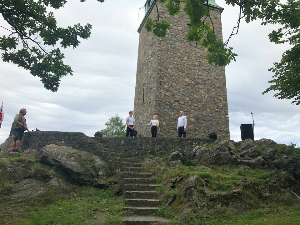 Teatertroikaen Frederic Molund, Julia Sørensen og Mats Gukild fremførte et kort teaterstykke som belyste Moss bys historie. Teatertroikaen Frederic Molund, Julia Sørensen og Mats Gukild fremførte et kort teaterstykke som belyste Moss bys historie.