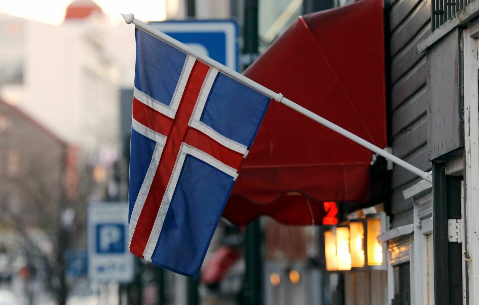 Etter en lang periode med nesten ingen koronasmittede, går tallene nå opp også på Island. Folkehelseinstituttet i Norge har anbefalt regjeringen å definere det som et rødt land. FILE - In this Thursday, Oct. 27, 2016 file photo, an Icelandic flag hangs outside a shop in Reykjavik. The island nation of Iceland says it is taking legal action against British frozen-food chain Iceland over the right to use their shared name. Iceland's Ministry of Foreign Affairs says it has challenged Iceland Foods at the European Union Intellectual Property Office. It says it is acting because the retail chain 'aggressively pursued' Icelandic companies using the word Iceland in their branding. In a statement on Thursday, Nov. 24 it says the situation has left the country's firms 'unable to describe their products as Icelandic.' (AP Photo/Frank Augstein, file)