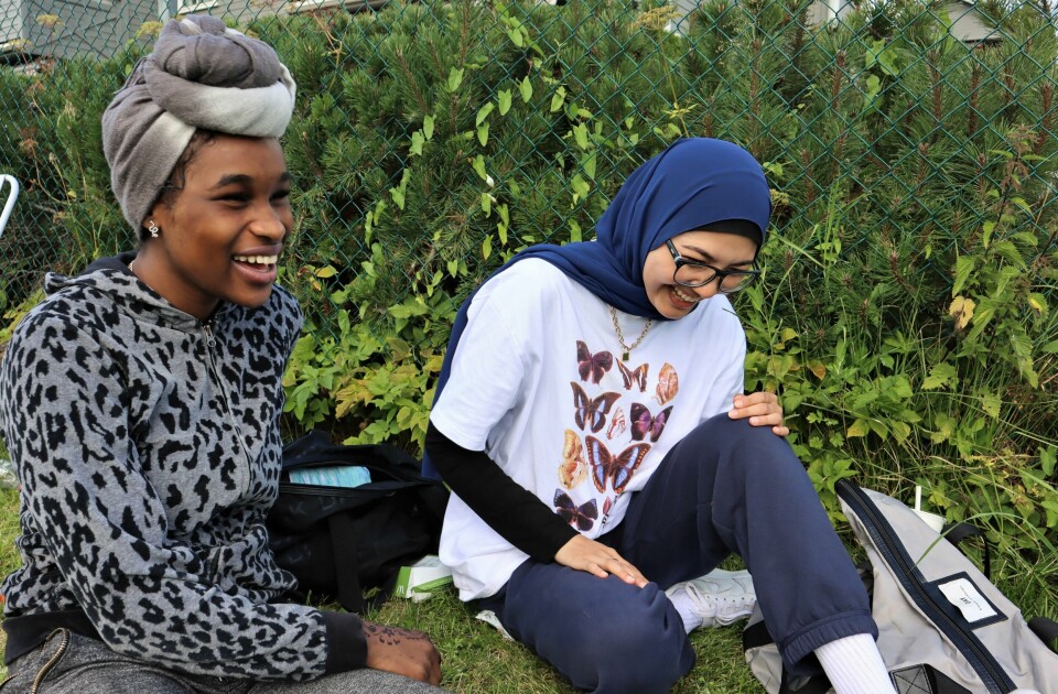 Joude Haroun og Fatimah Zarah Ahmadi er to av de entusiastiske deltakerne på Sistercamp i Drammen.