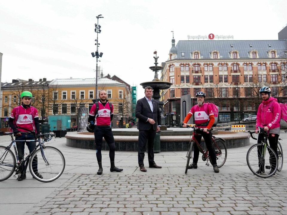 LO-leder Hans-Christian Gabrielsen (i midten) ga i april kred til Foodora-syklistene som har bidratt til at mange restauranter har kunneholde hjulene i gang tross koronapandemien. For bare et år siden streiket syklistene for tariffavtale. Foto: Fredrik Hagen/NTB scanpix