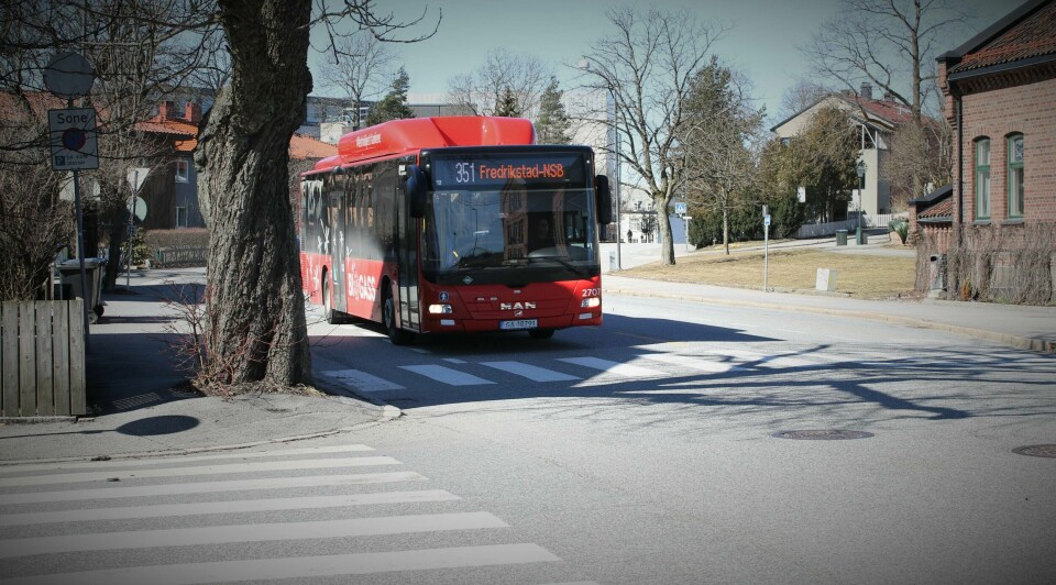 En Fredrikstad-mann er tiltalt blant annet for å ha truet medpassasjerer på bussen. (Illustrasjonsfoto: Demokraten)