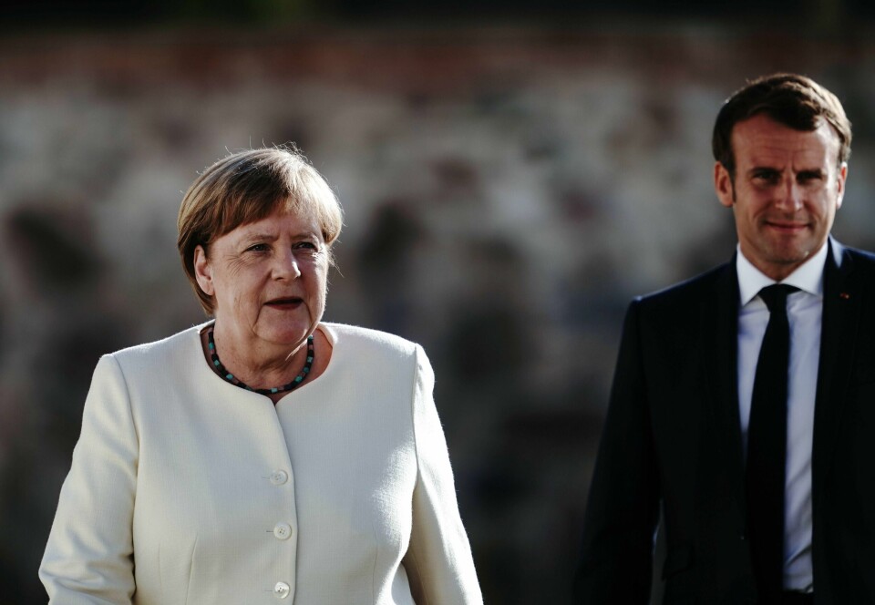 Tysklands forbundskansler og Frankrikes president - Angela Merkel og Emmanuel Macron - vil sammen med andre EU-land ta imot 400 enslige mindreårige asylsøkere fra den brannherjede Moria-leiren. Foto: NTB scanpix / Kay Nietfeld