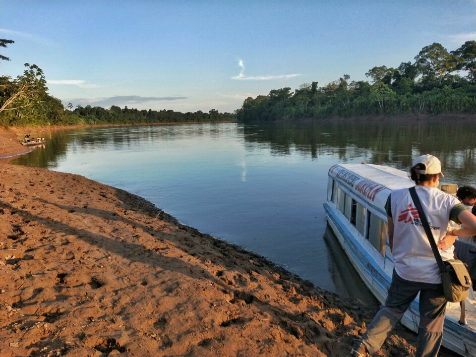 Enkelte områder i Amazonas-regionen i Peru er så utilgjengelige at Leger Uten Grenser bare kan komme dit med båt. The MSF team gets ready to spend the night in Caballito.