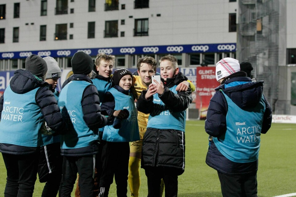 Her er Håkon Evjen med noen ballgutter i tiden han spilte i Bodø/Glimt.